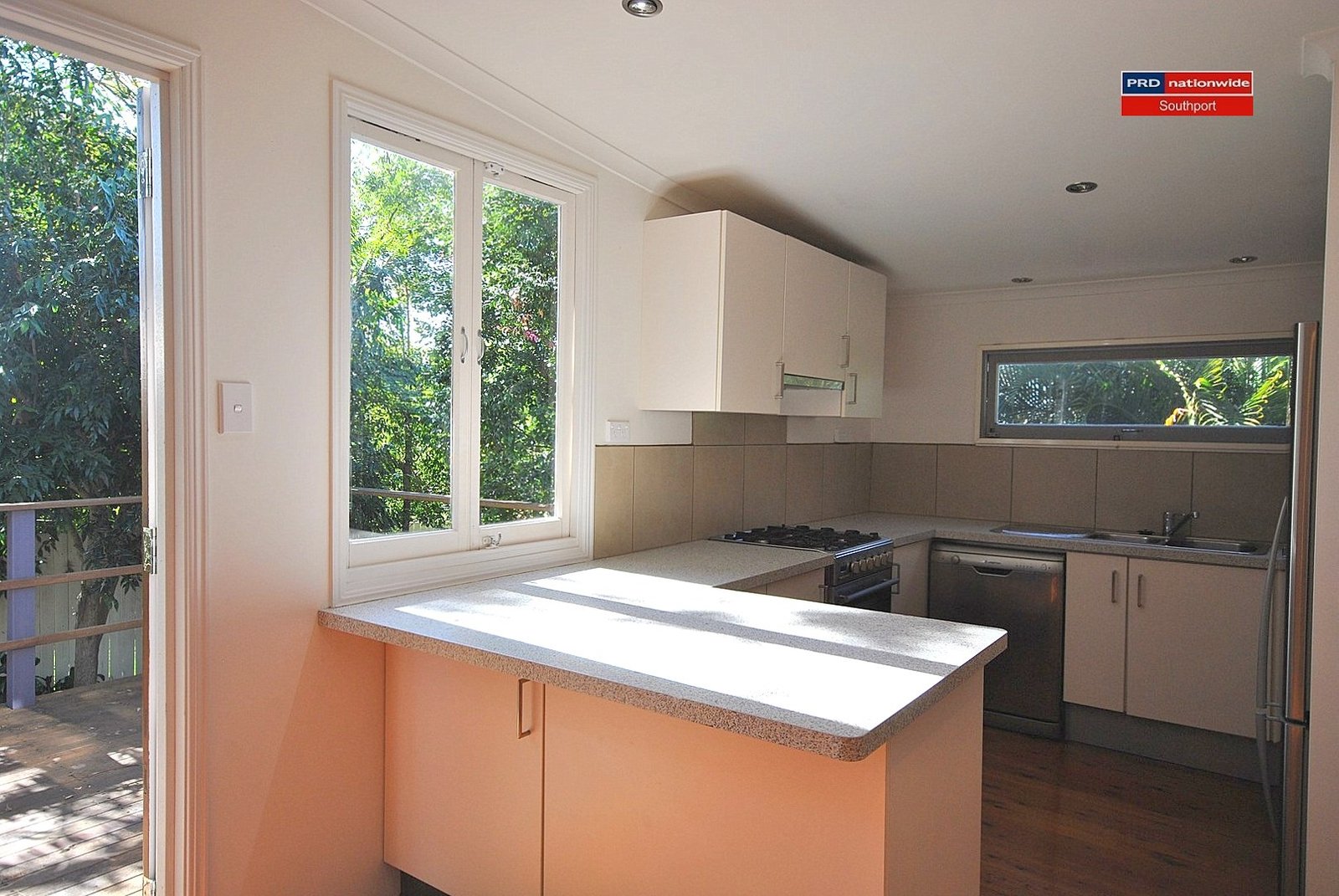 19 Echlin Street LABRADOR 12