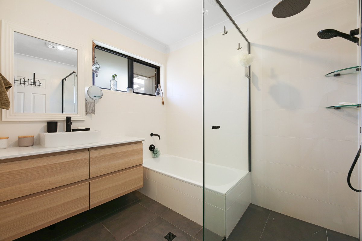 1/9 Elwood Court BURLEIGH WATERS 10