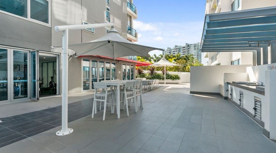 19 Imperial Parade LABRADOR 8