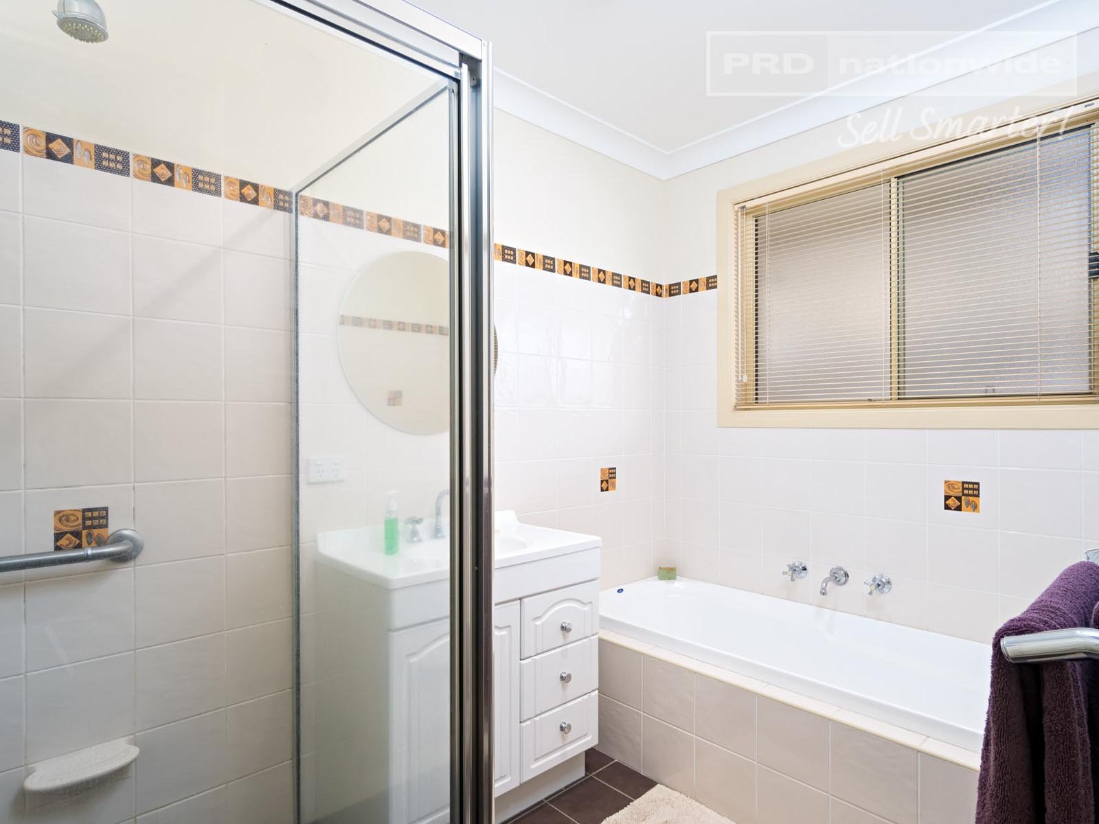 1/9 Inglis Street LAKE ALBERT 6