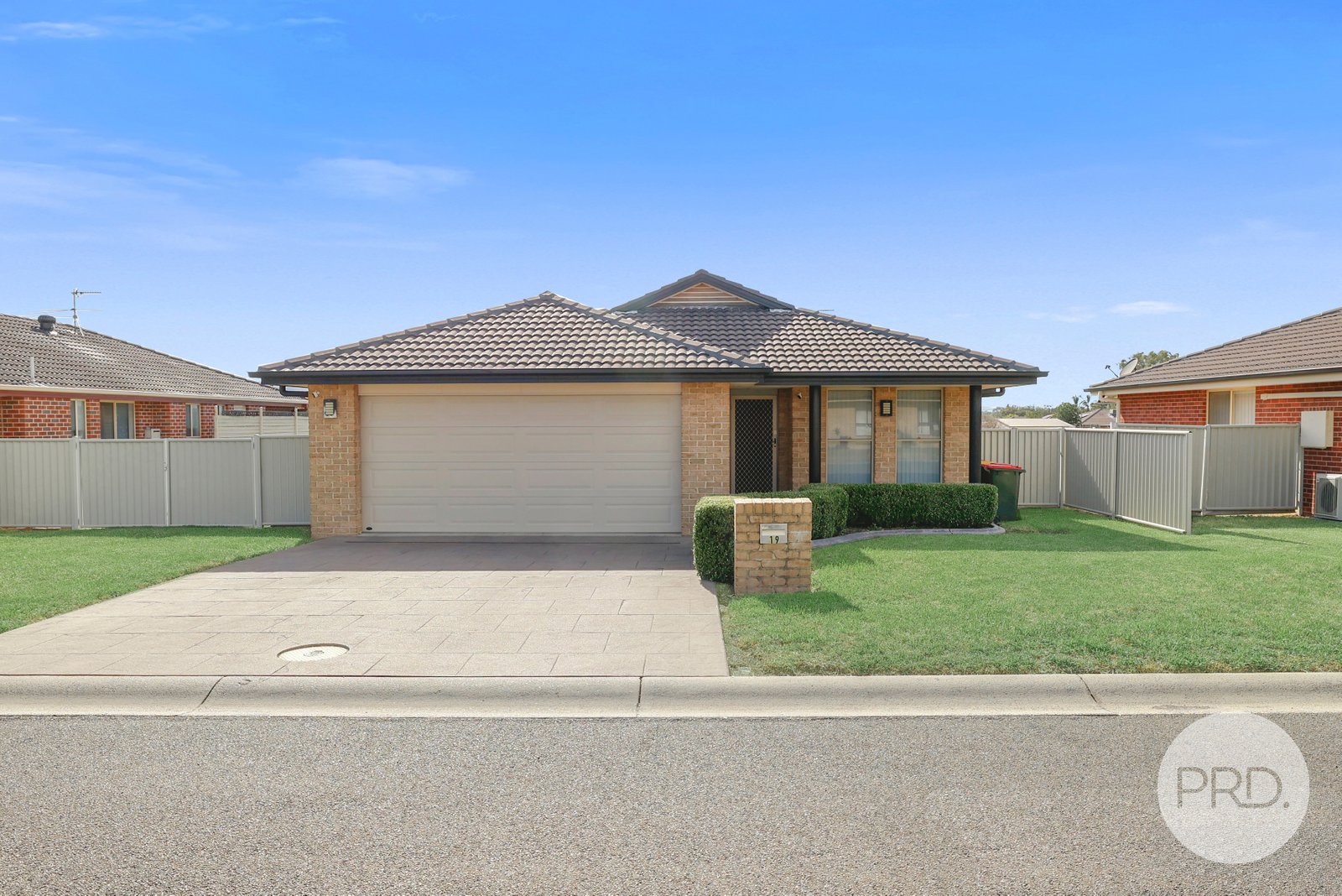 19 Lindsay Road TAMWORTH 1