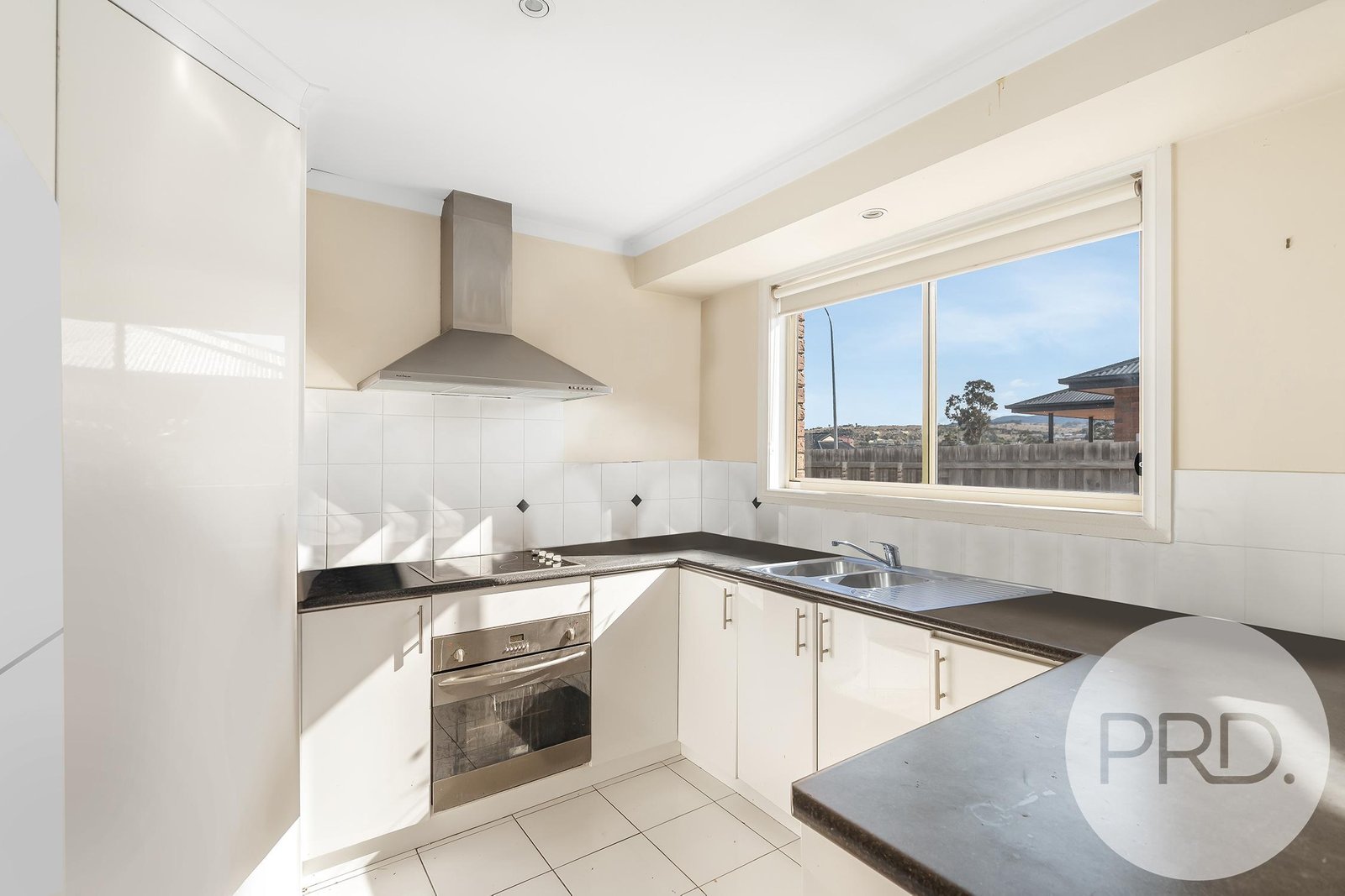 1/9 Lucas Place BRIGHTON 7