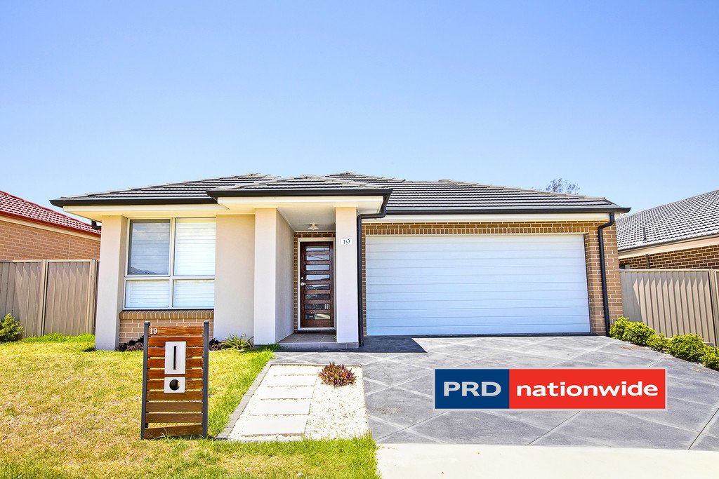19 Patanga Crescent JORDAN SPRINGS 1