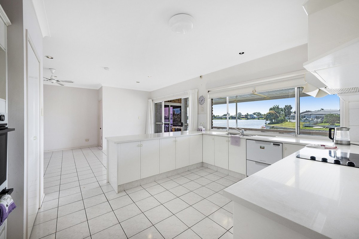 19 Wedgebill Parade BURLEIGH WATERS 9