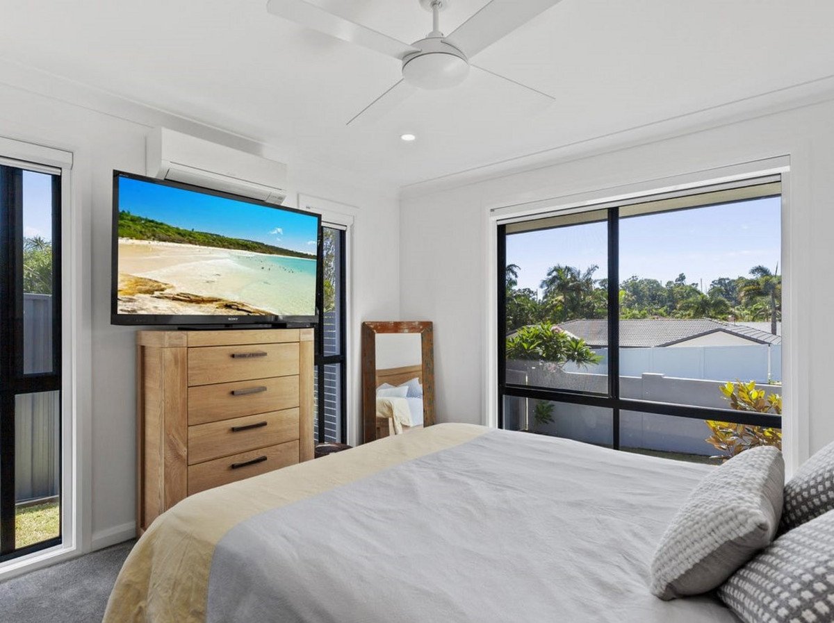 19 Whitehead Drive BURLEIGH WATERS 11