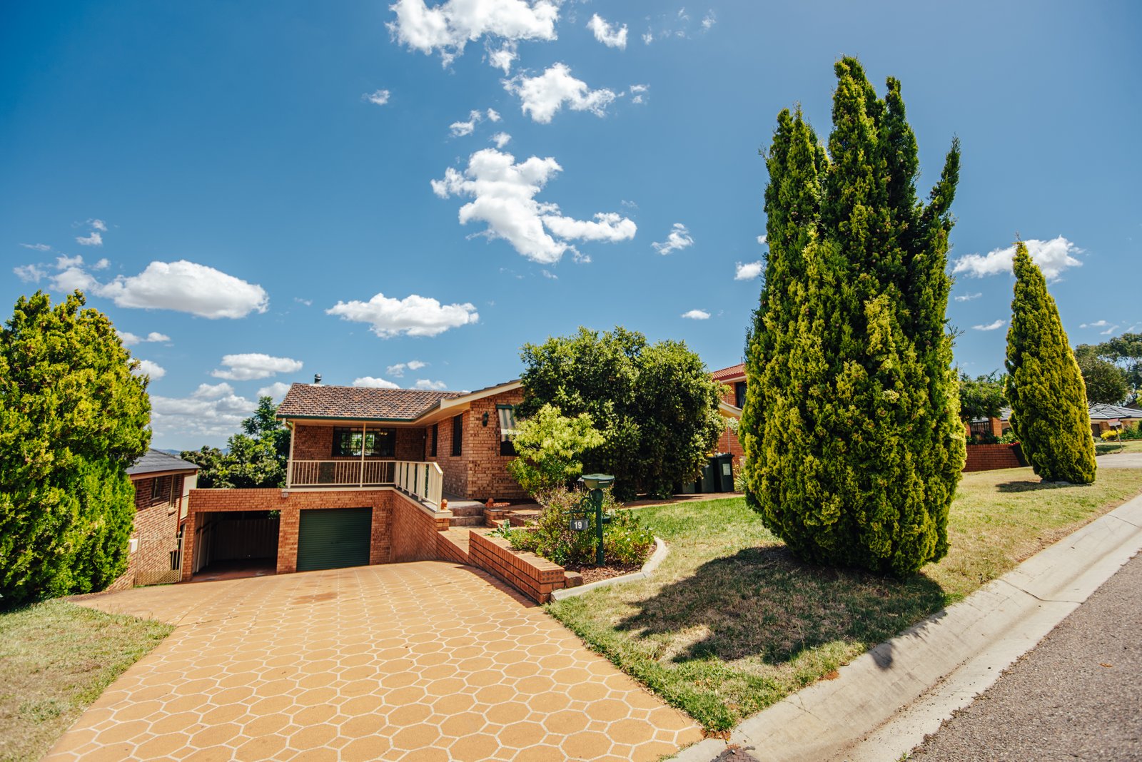 19 Woodbry Crescent TAMWORTH 2