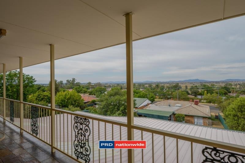 19 Woodbry Crescent TAMWORTH 2