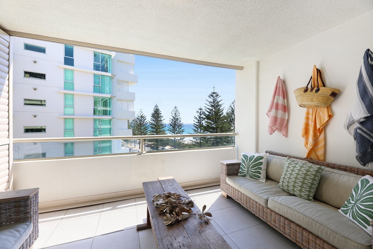 19/100 The Esplanade Burleigh Heads 1