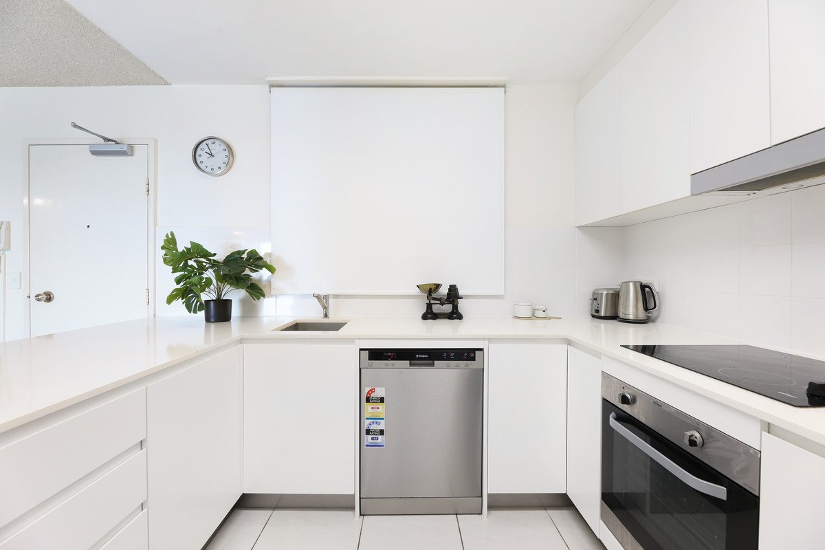 19/100 The Esplanade Burleigh Heads 4