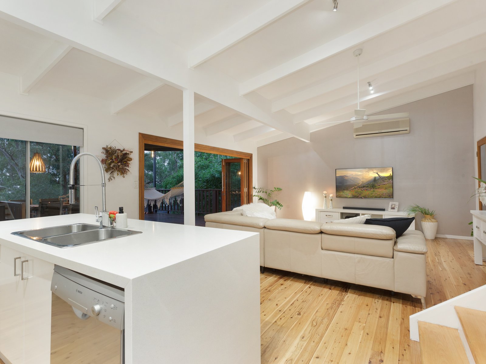 192 West Burleigh Road BURLEIGH HEADS 2