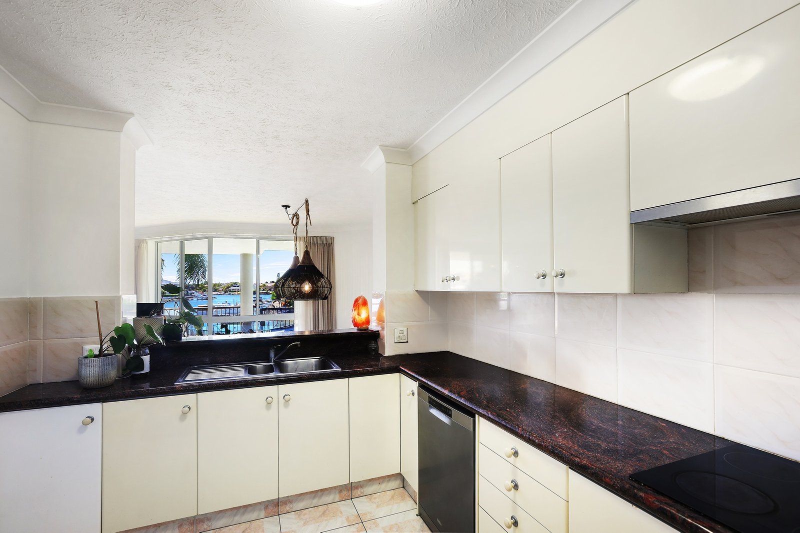 19/41A Broadwater Street RUNAWAY BAY 8