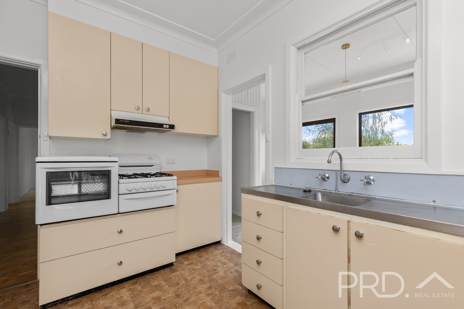 195 Wynyard Street TUMUT 9