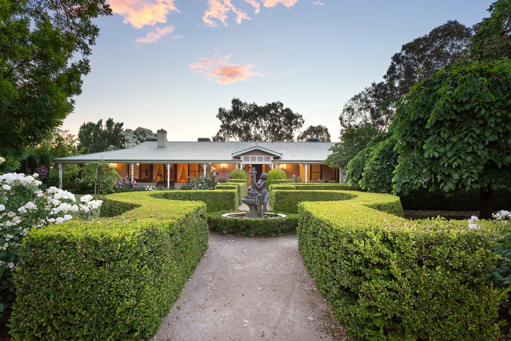 196 Dukes Road LAKE ALBERT 12