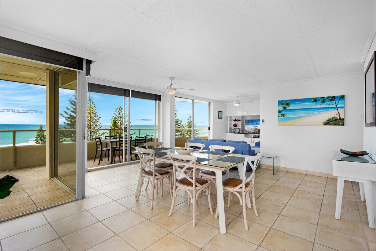 19/82 The Esplanade Burleigh Heads 3