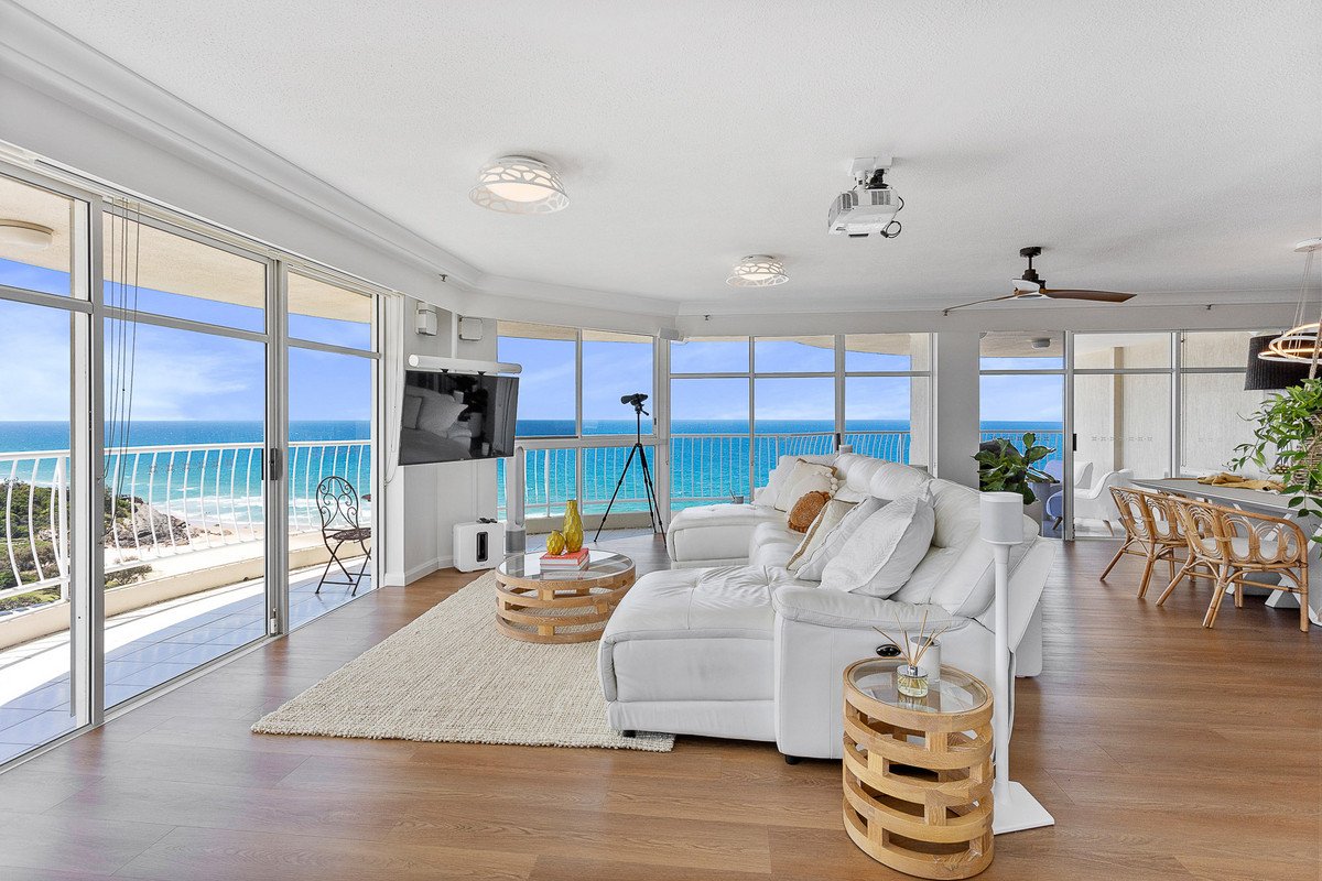 19E/238 The Esplanade Burleigh Heads 1