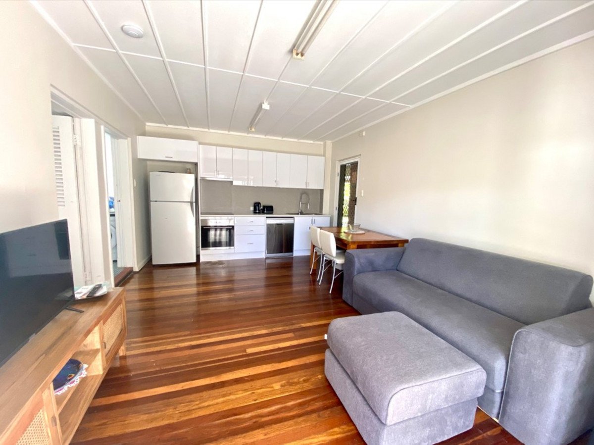 1A/14 The Esplanade Burleigh Heads 4