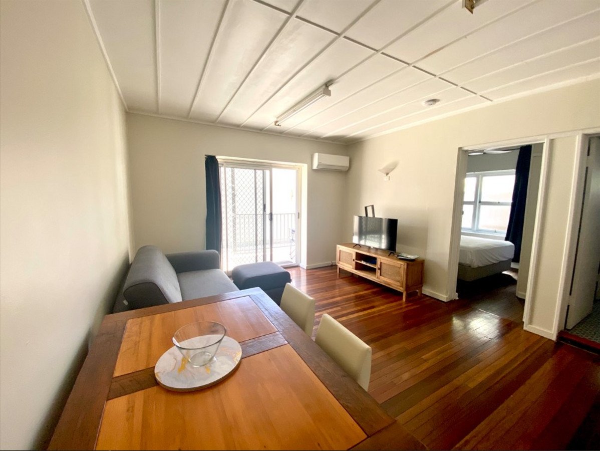 1A/14 The Esplanade Burleigh Heads 6