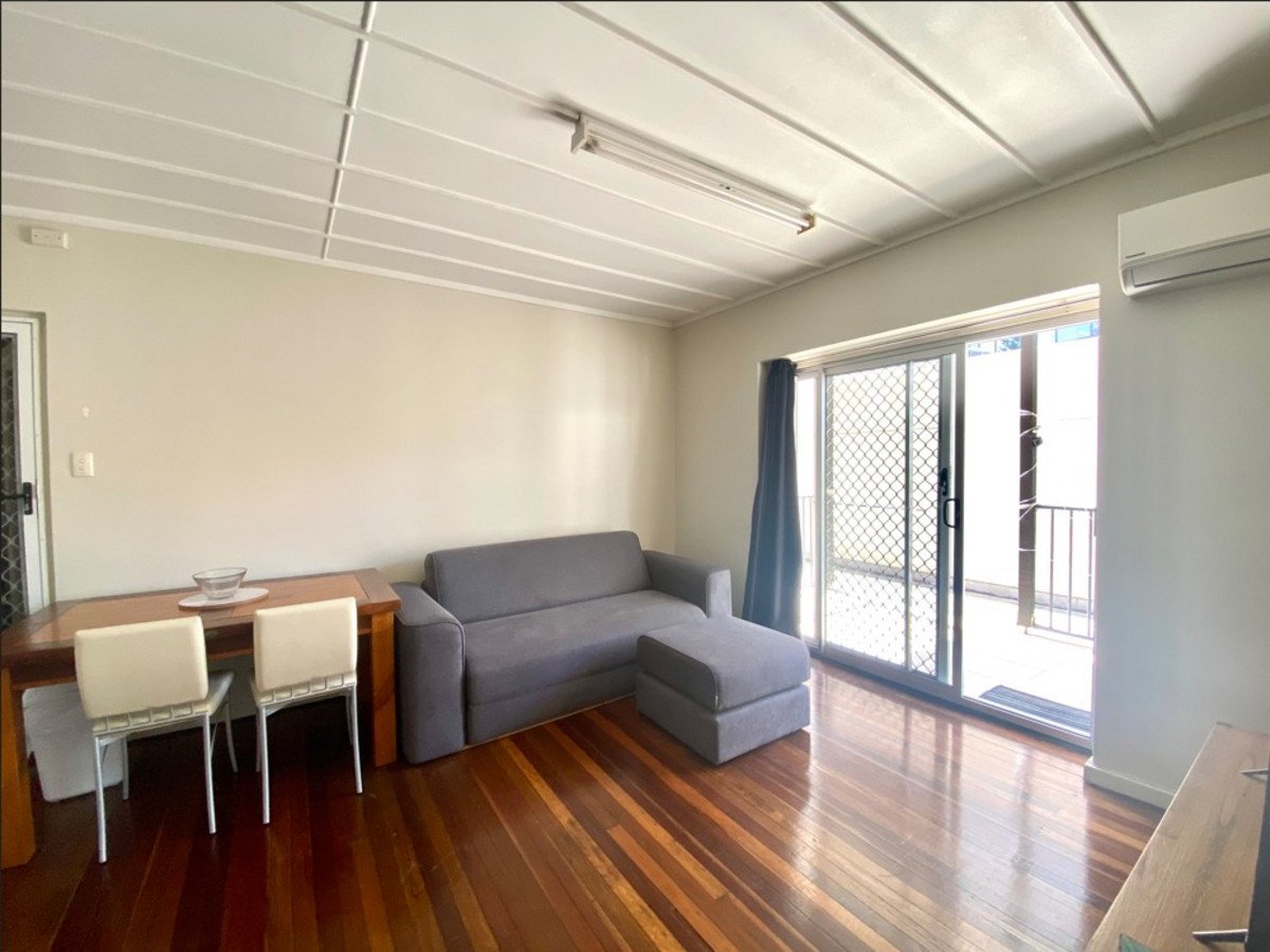 1A/14 The Esplanade Burleigh Heads 7