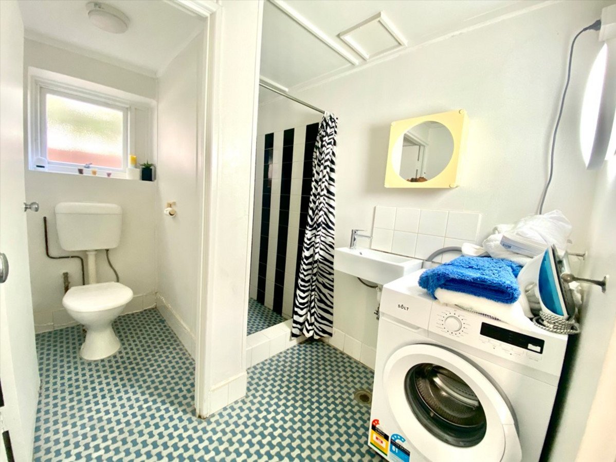 1A/14 The Esplanade Burleigh Heads 8