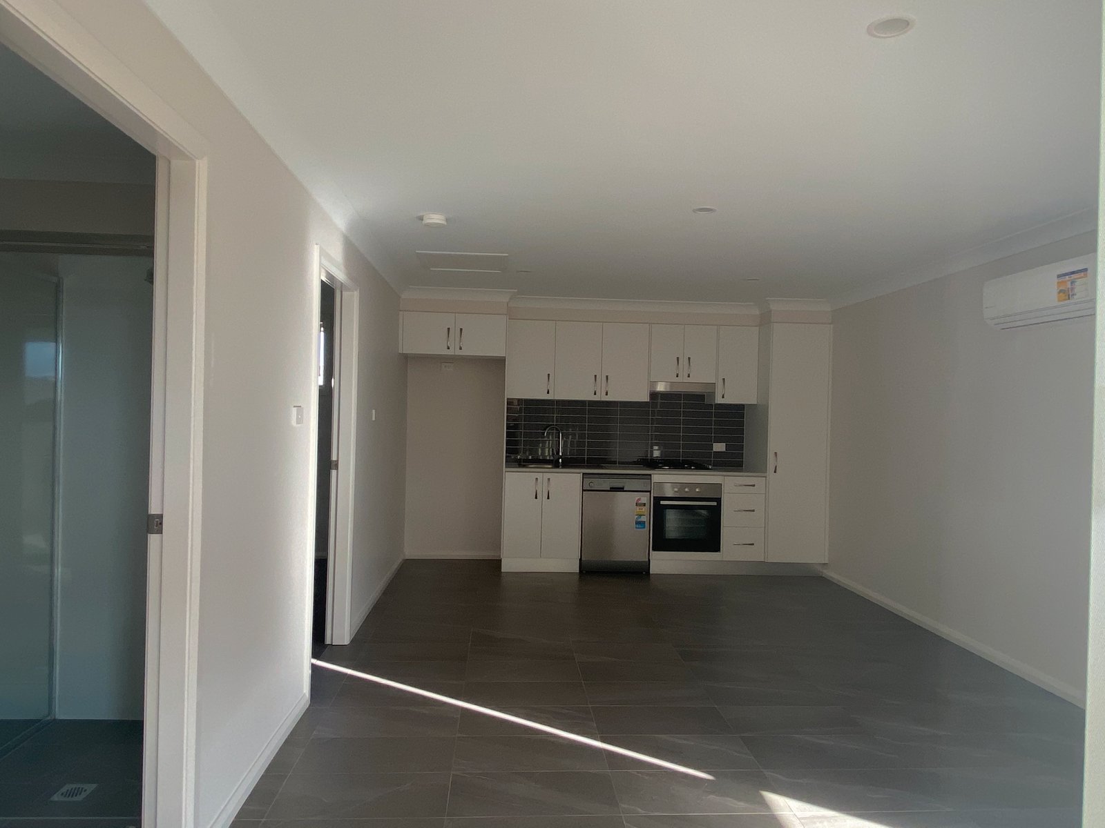 1B Explorers Way TAMWORTH 2