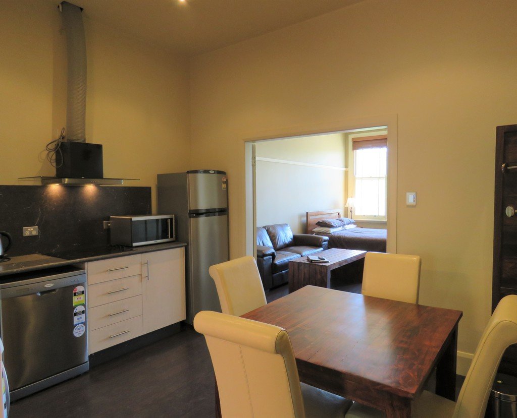 2 / 461 Dean Street ALBURY 4