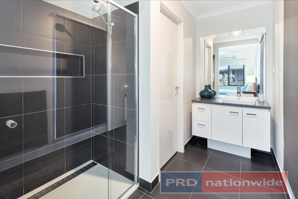 2 Angus Close DELACOMBE 7