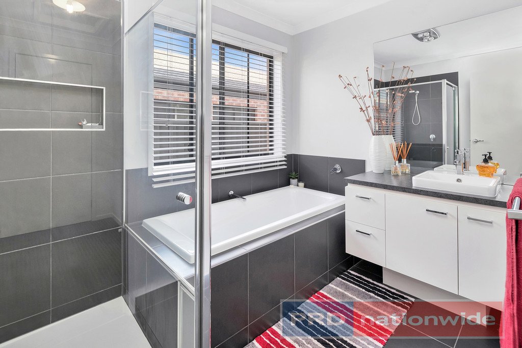 2 Angus Close DELACOMBE 10