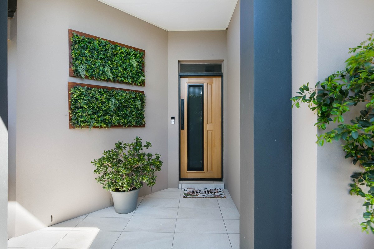 2 Arbury Hill Close Burleigh Heads 4