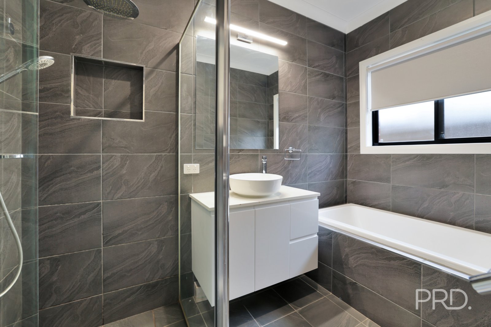 2 Bushland Avenue TAMWORTH 7