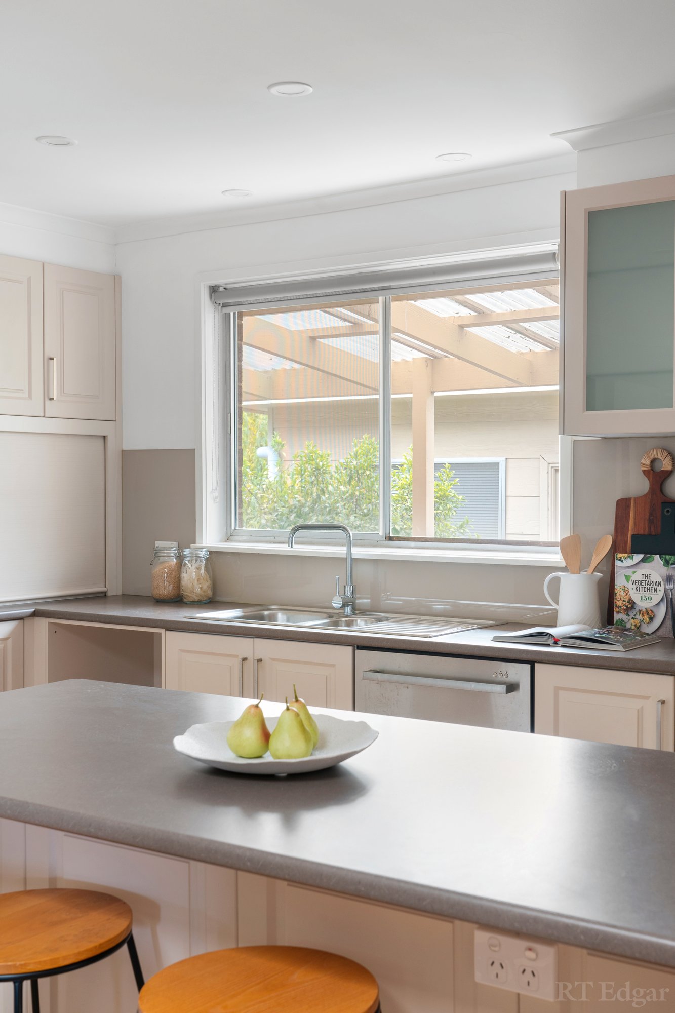 Real Estate and Property in 2 Carbine Court, Mill Park, VIC