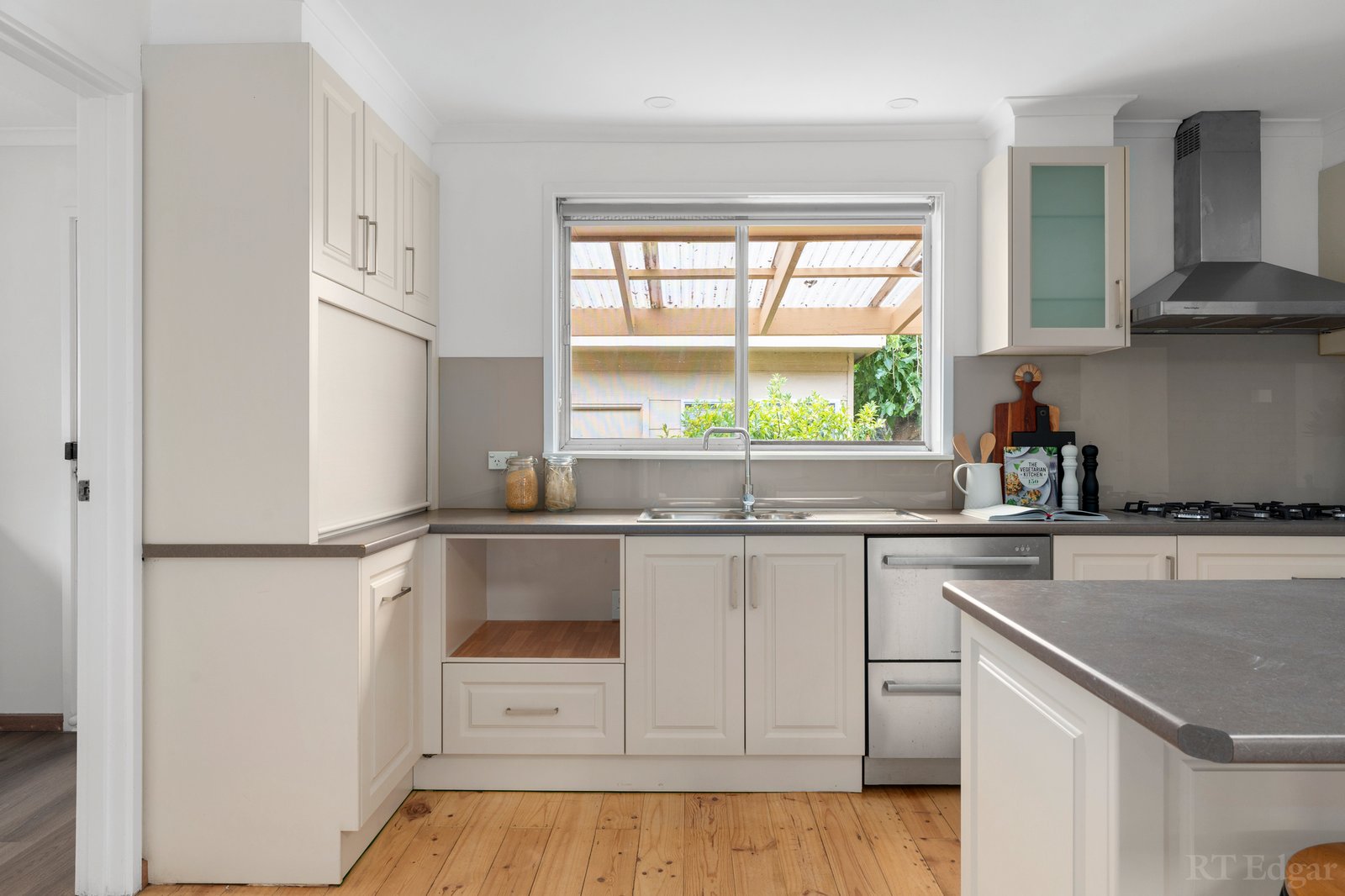 Real Estate and Property in 2 Carbine Court, Mill Park, VIC