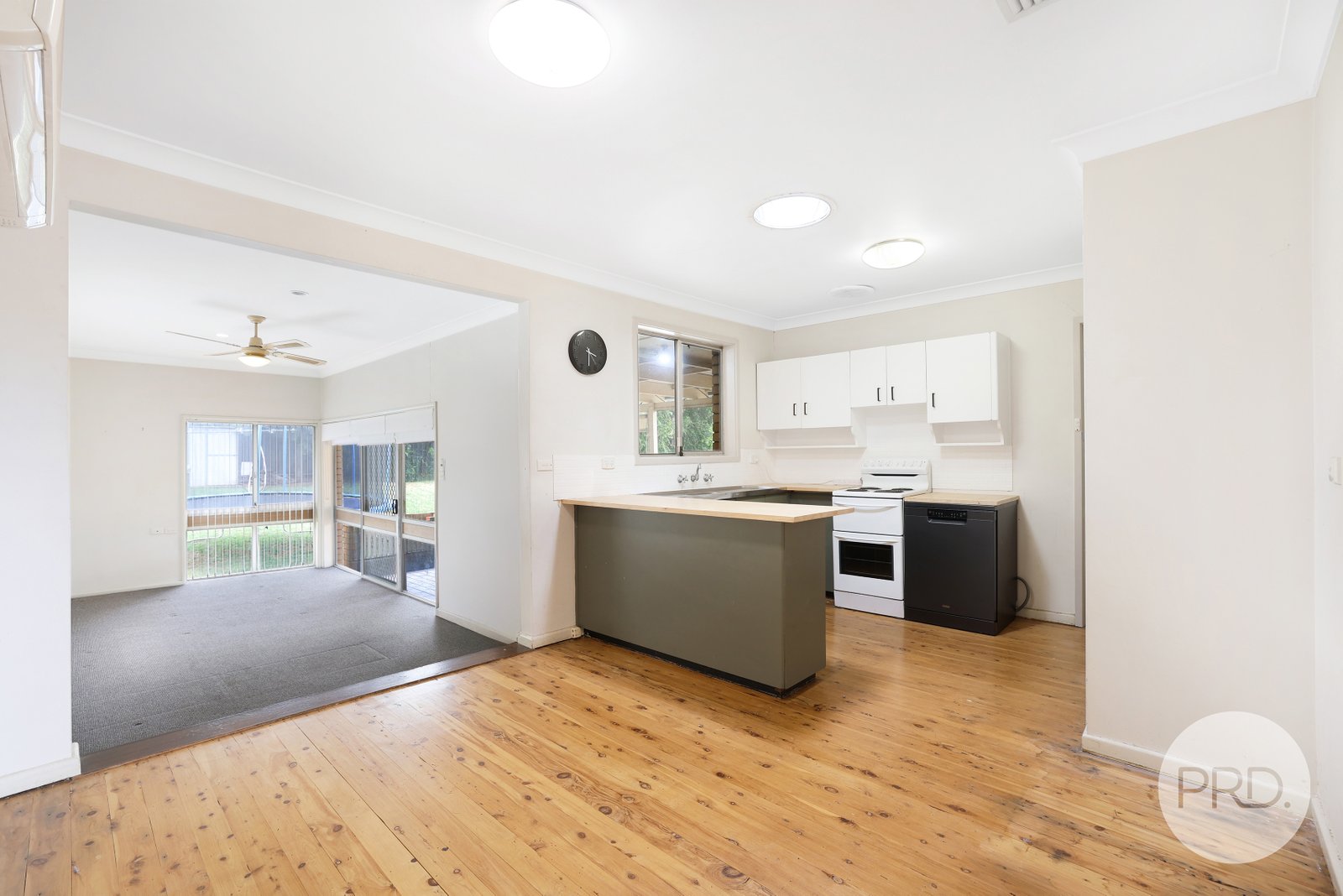 2 Carmichael Avenue TAMWORTH 11