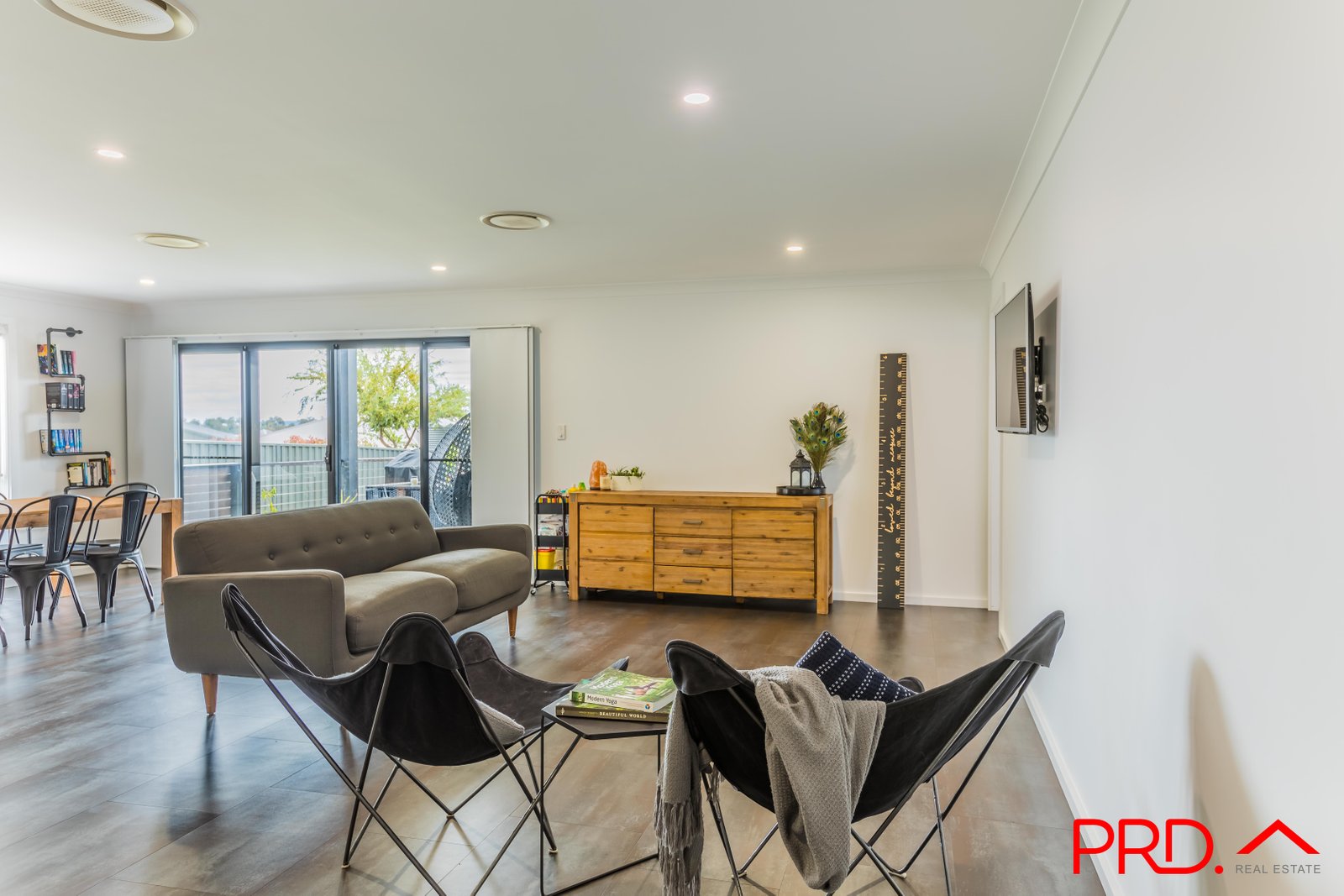 2 Chardonnay Drive TAMWORTH 5