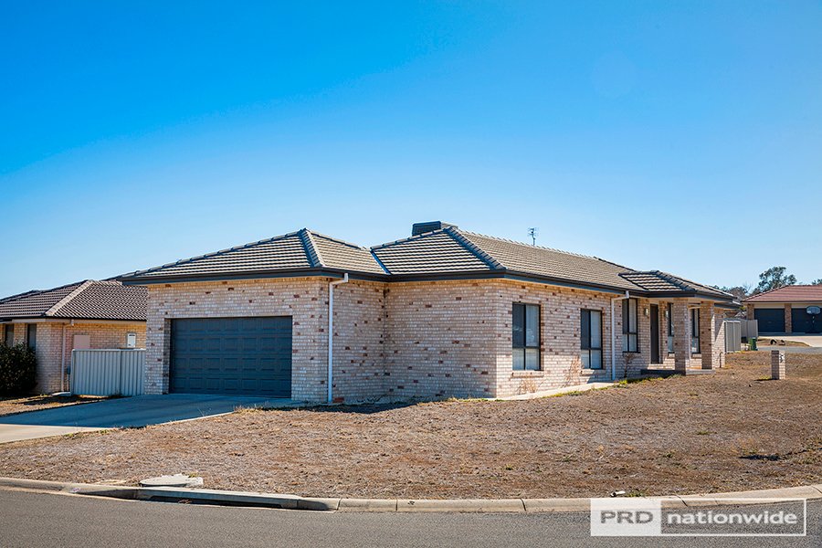 2 Coolamon Close TAMWORTH 1