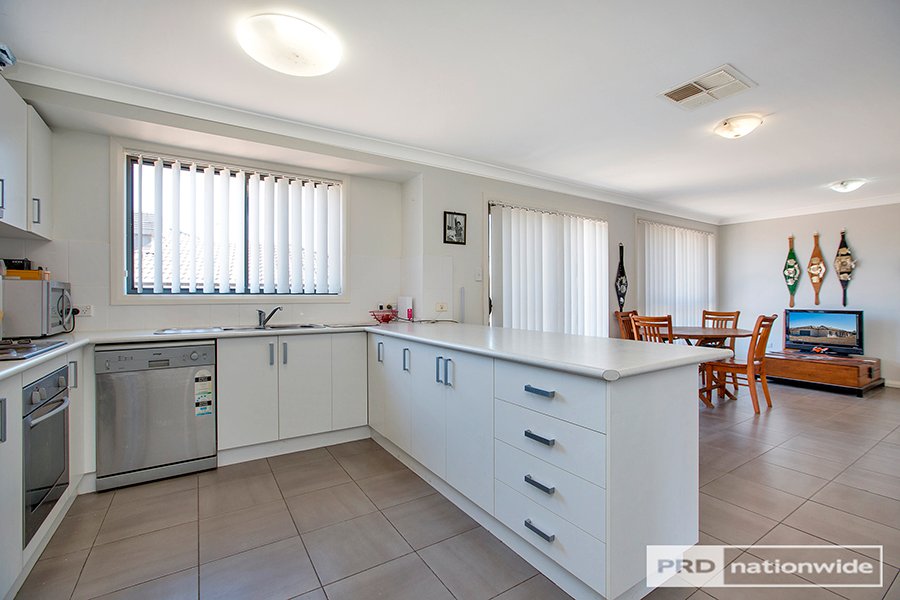 2 Coolamon Close TAMWORTH 2