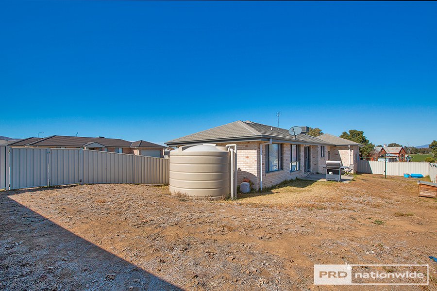 2 Coolamon Close TAMWORTH 10