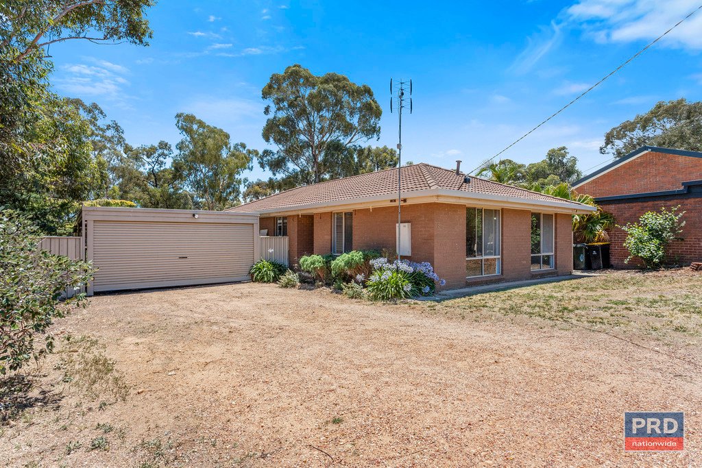 2 Deakin Drive FLORA HILL 1