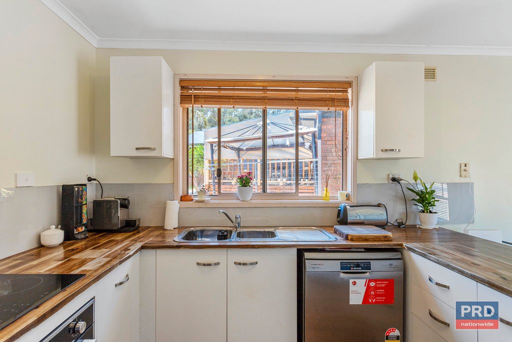 2 Deakin Drive FLORA HILL 5