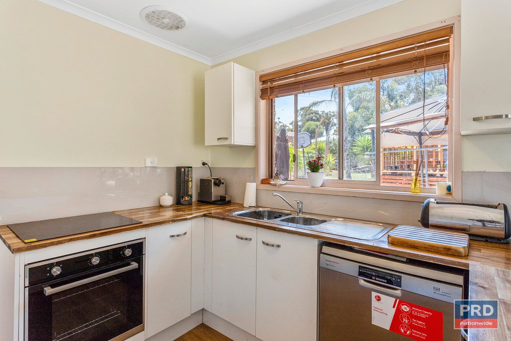 2 Deakin Drive FLORA HILL 6