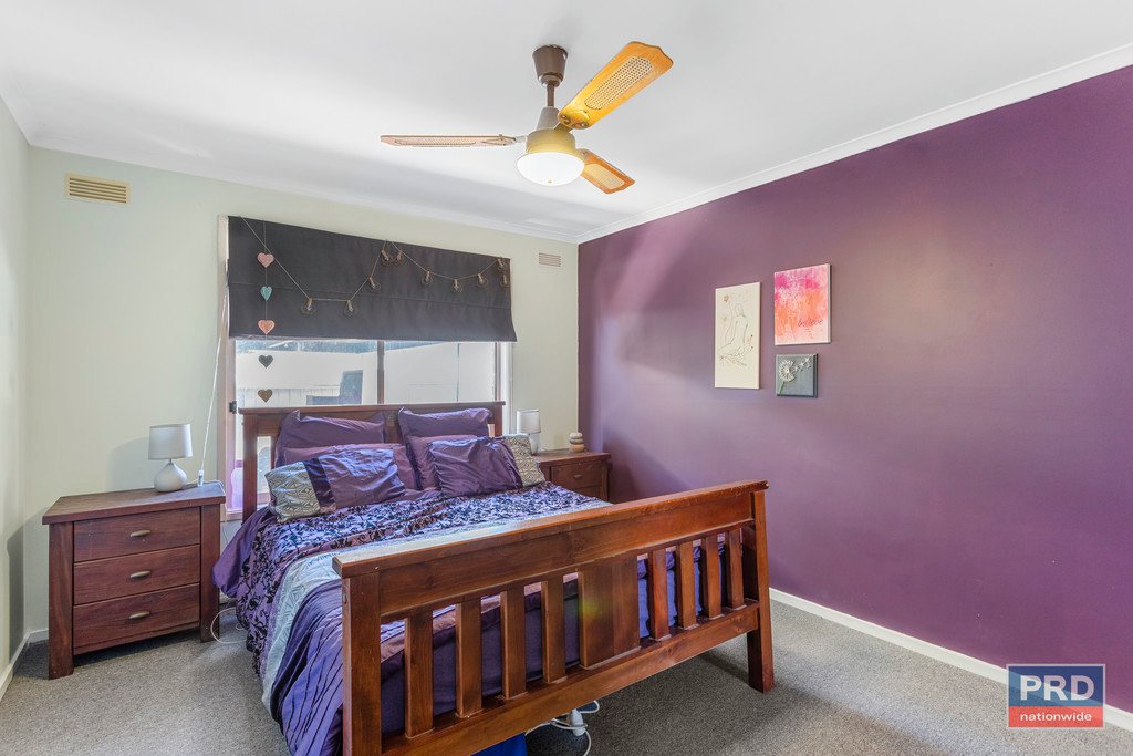 2 Deakin Drive FLORA HILL 8