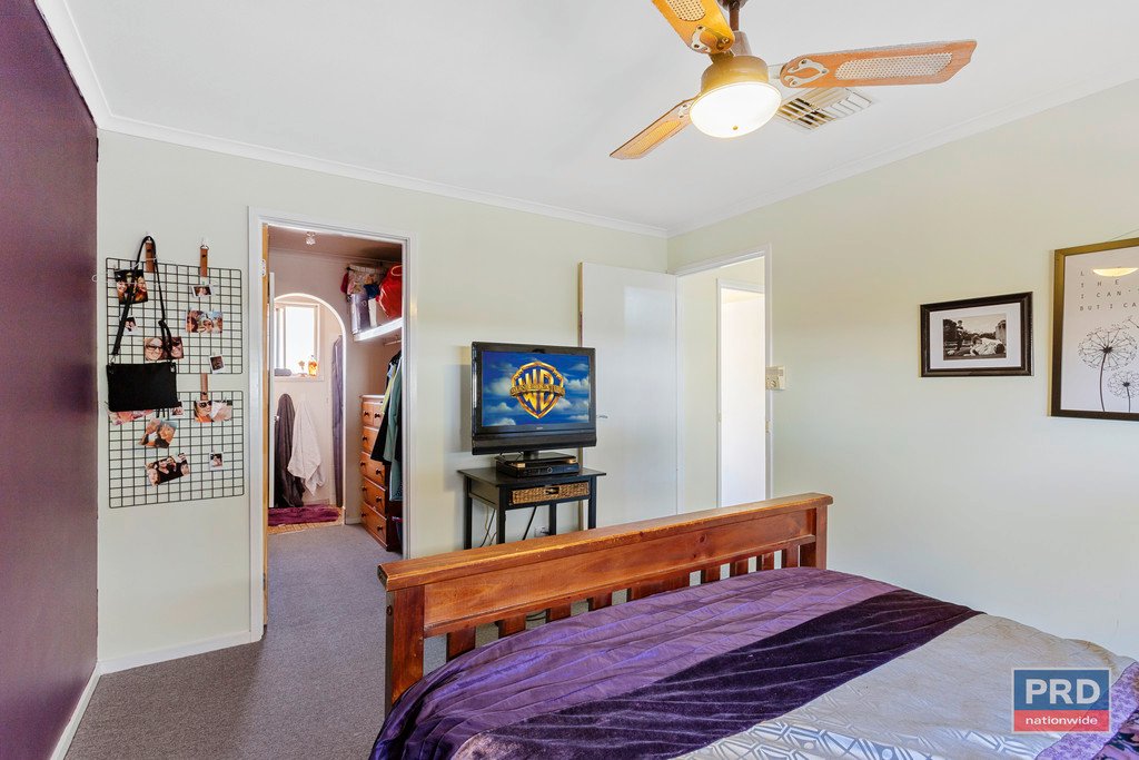 2 Deakin Drive FLORA HILL 9