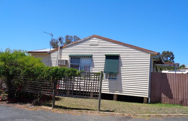 2 Flinders Court TUMUT 2