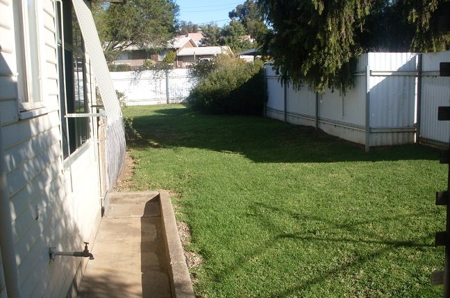 2 Flinders Court TUMUT 5