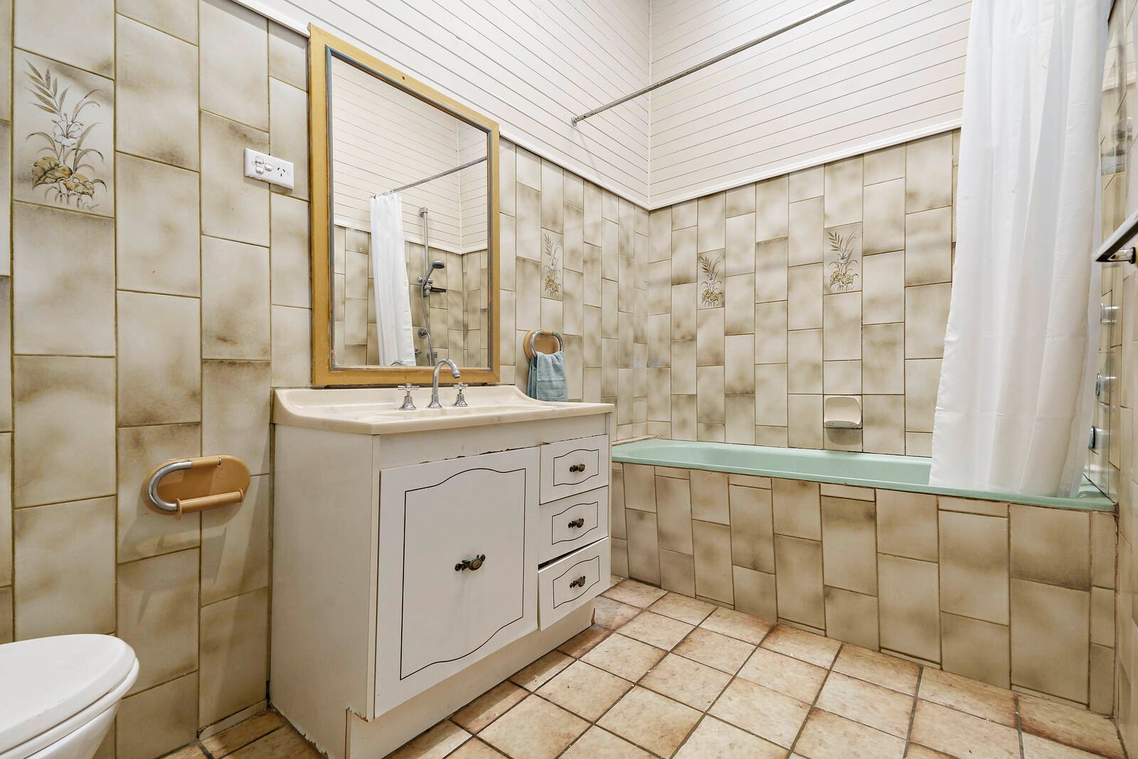 Real Estate and Property in 2 Frogmore Road, Carnegie, VIC