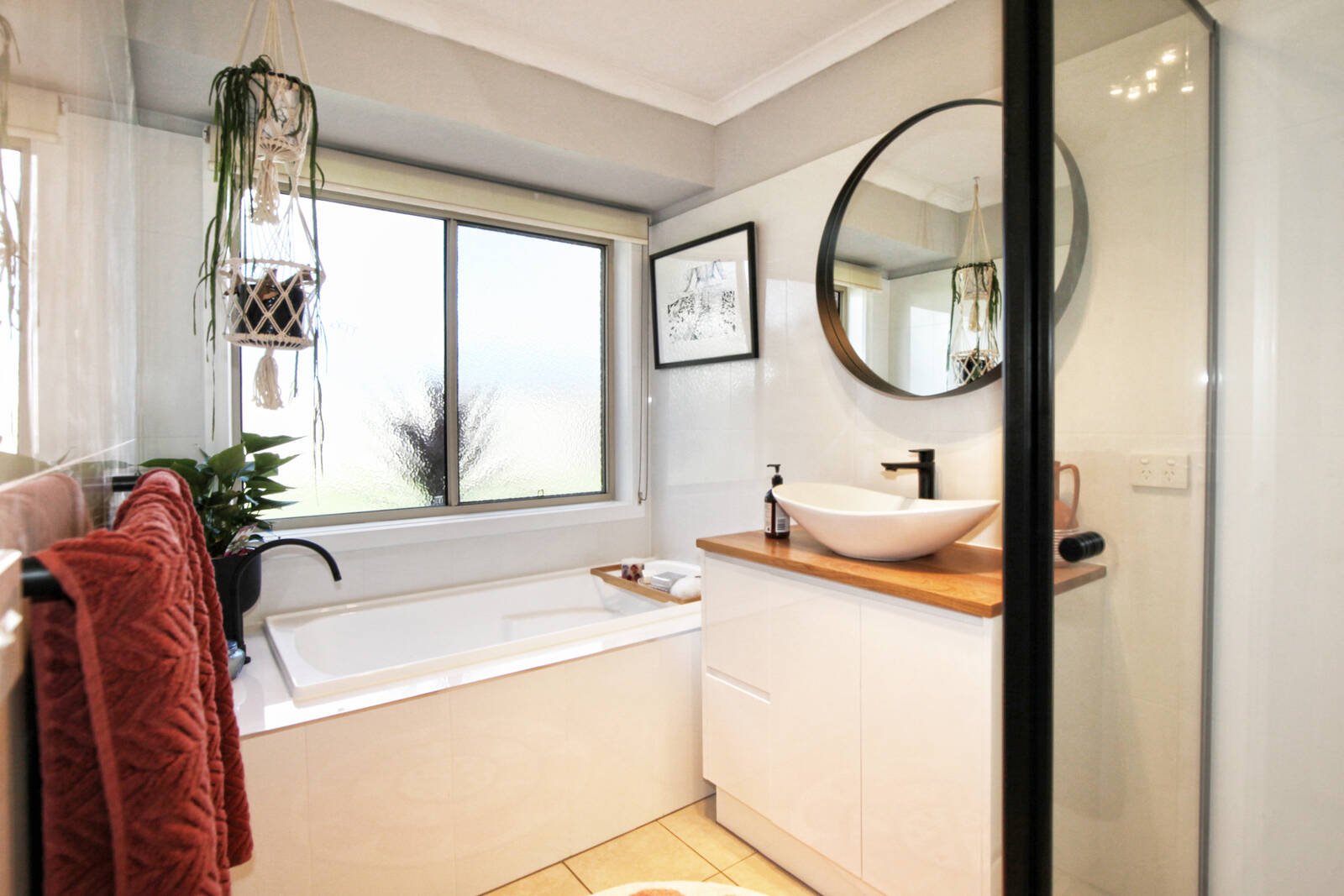 Real Estate and Property in 2 Glenice Court, Woodend, VIC