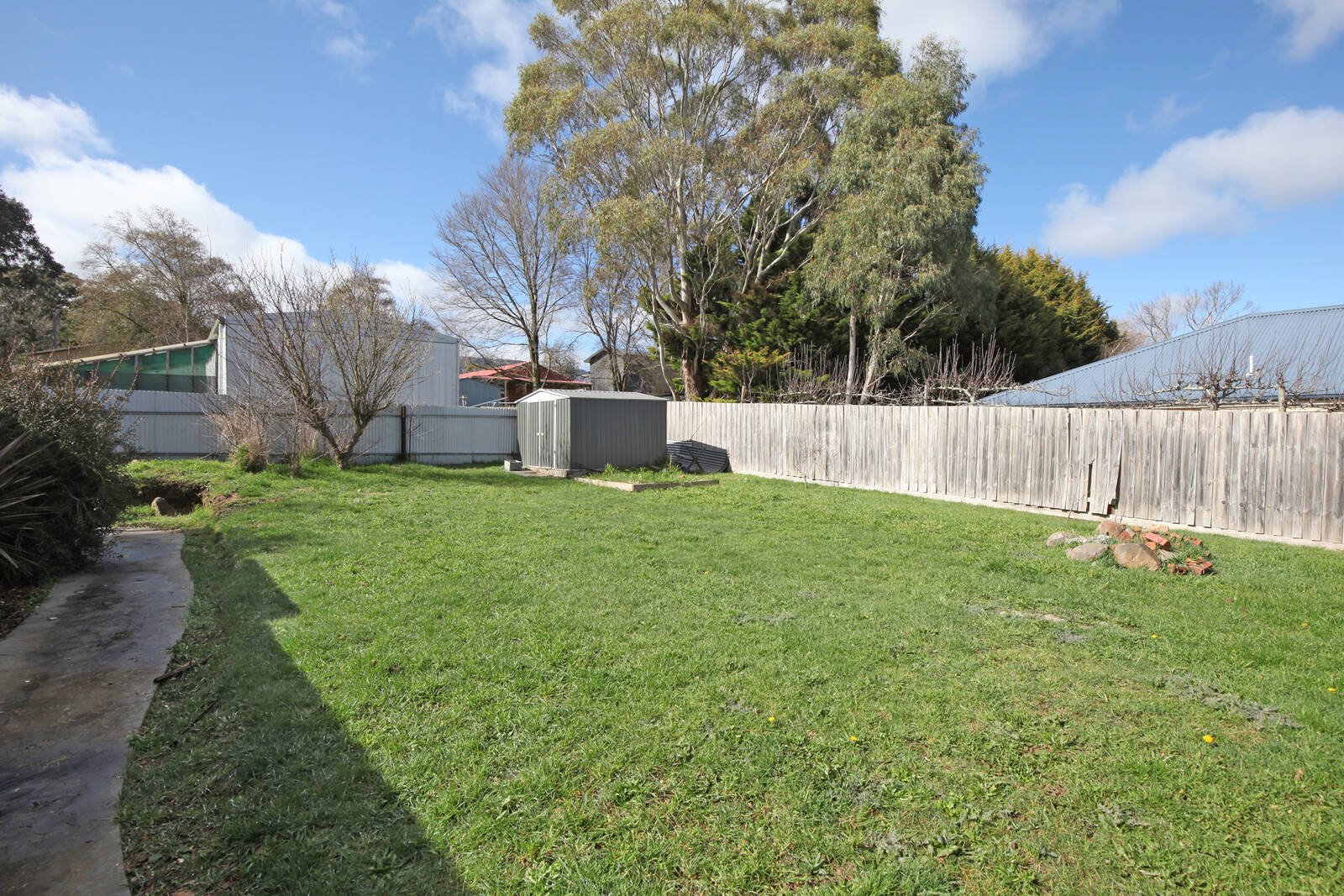 Real Estate and Property in 2 Glenice Court, Woodend, VIC