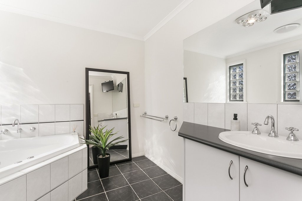 2 Glenshael Court STRATHFIELDSAYE 9