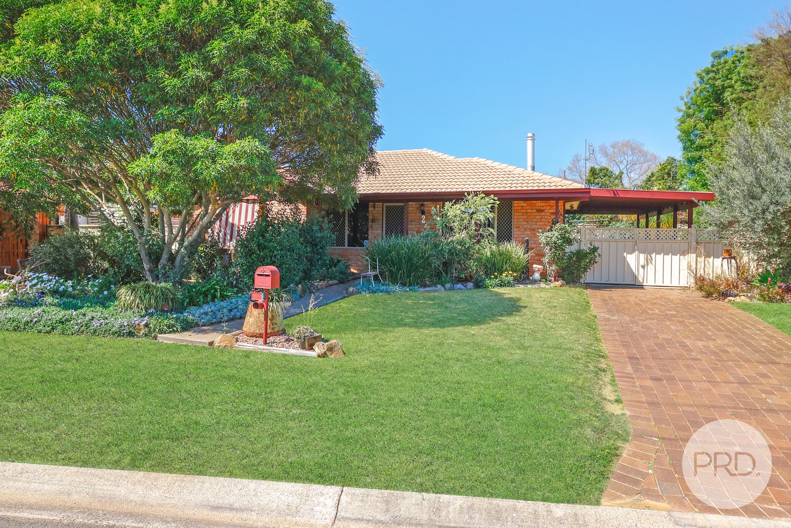 2 Hamilton Court TAMWORTH 2