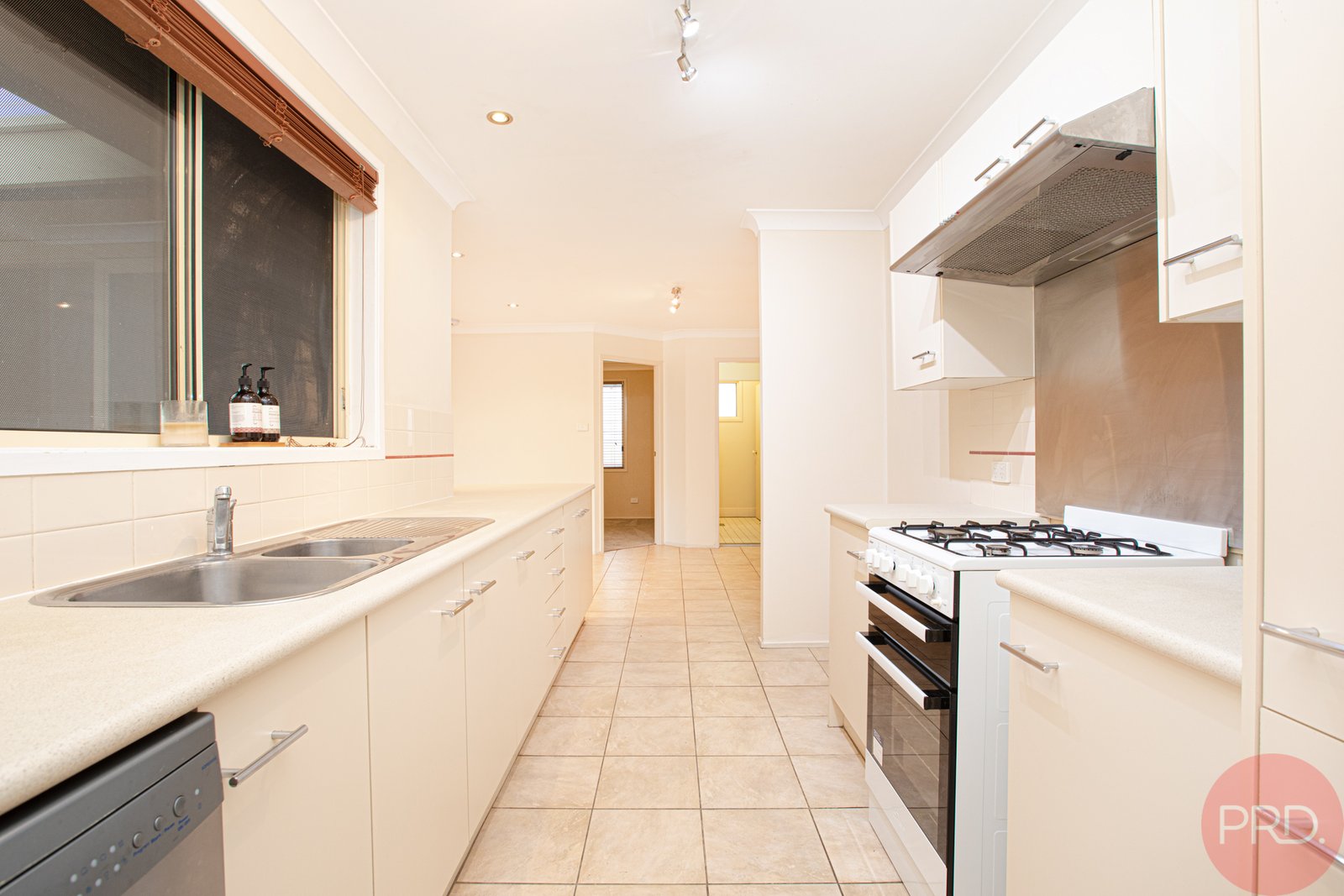 2 Joshua Close RUTHERFORD 6