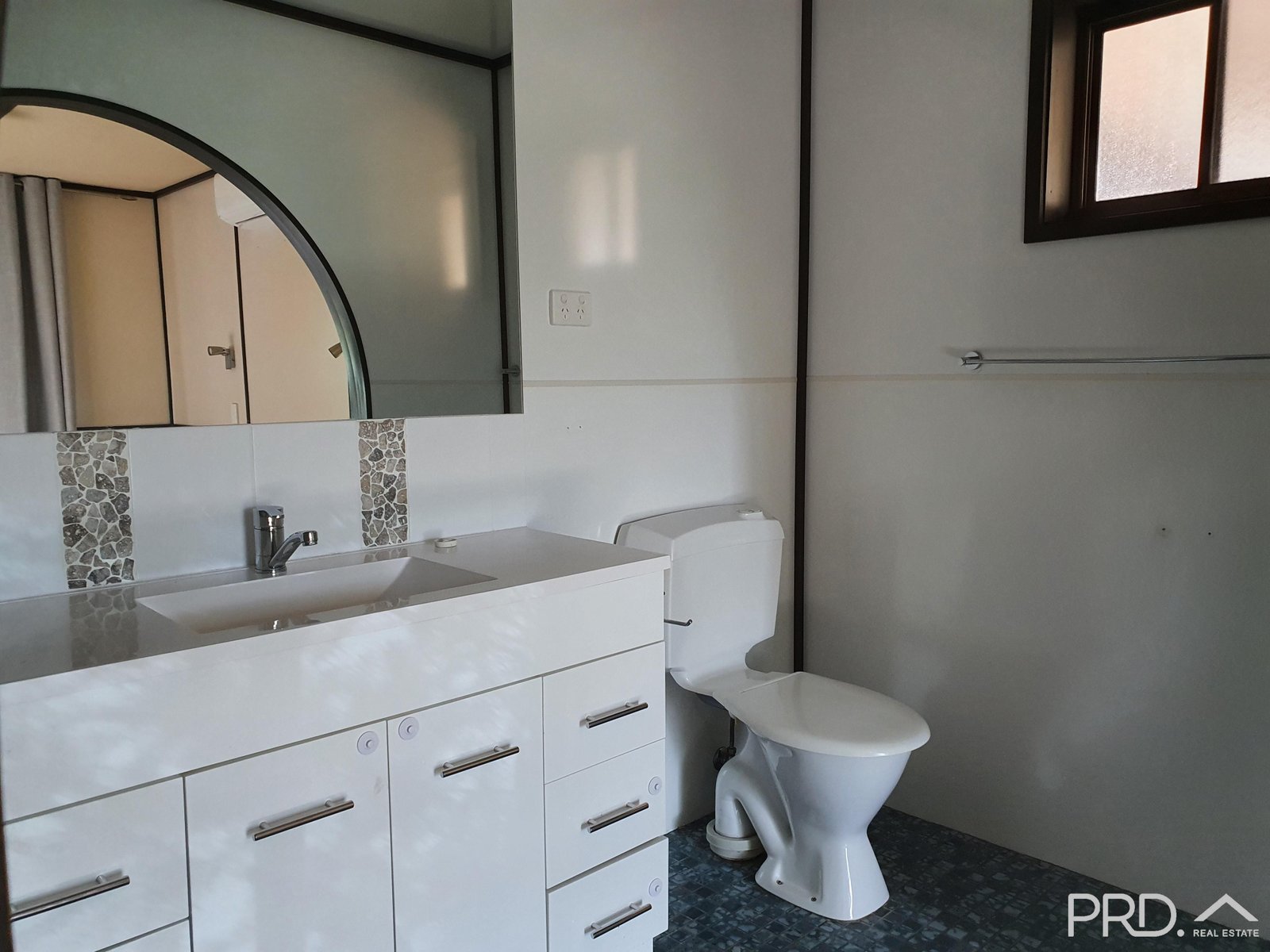 2 Karingal Court IRYMPLE 8